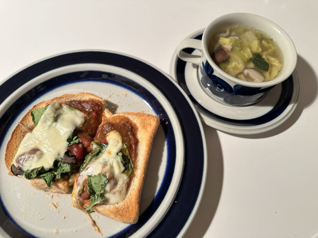 さばのぬか炊きカレートースト・チーズのせ＆野菜スープ