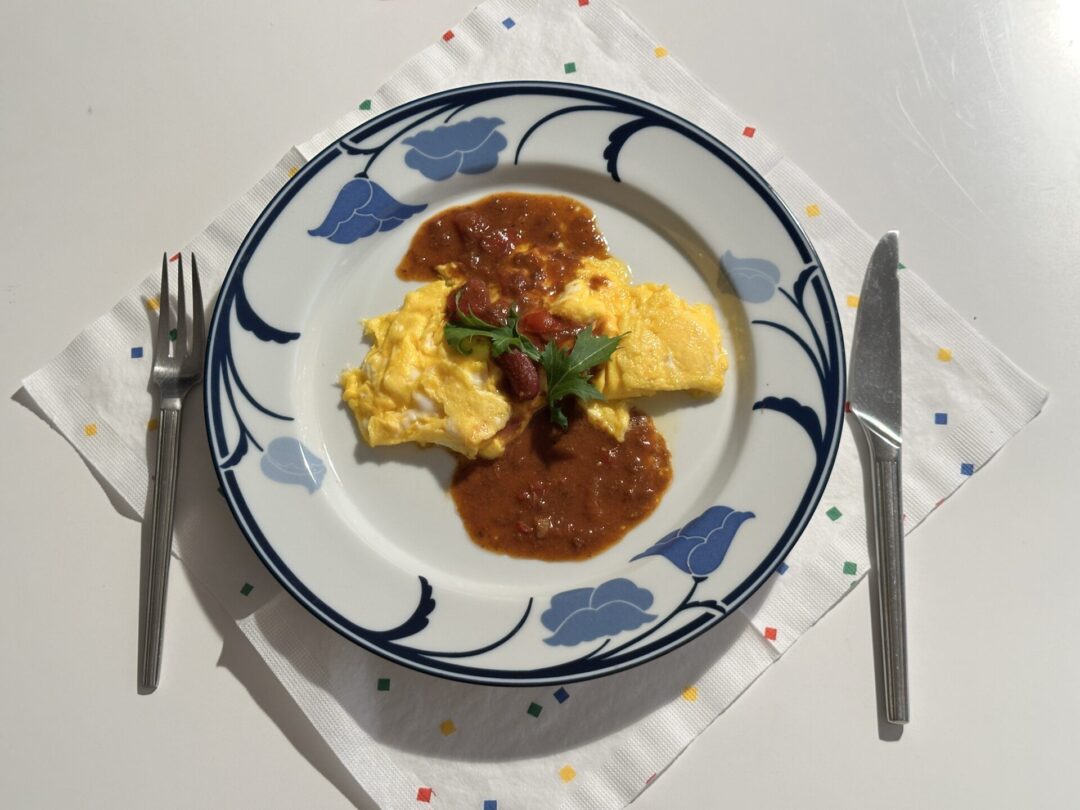 プレーンオムレツと「小倉名物 さばのぬか炊きカレー 赤ワイン風味」